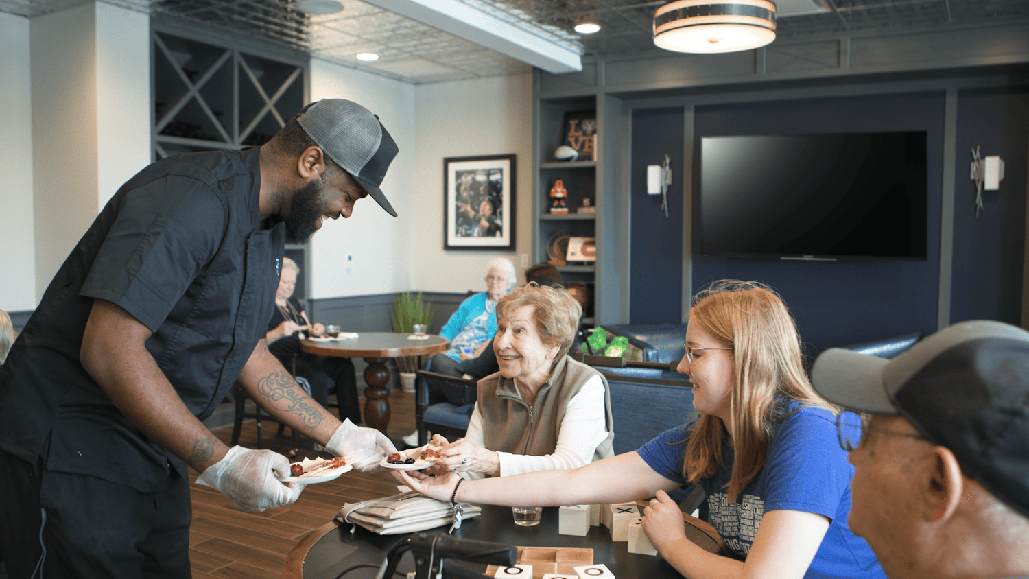arbor-terrace-exton-residents-and-dining-staff