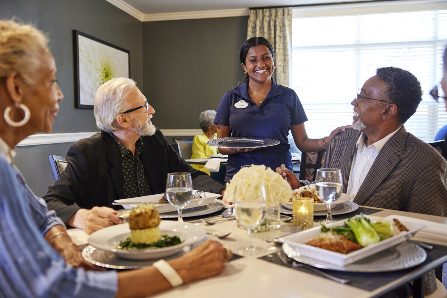 TheArborCompany_SeniorLivingDinnerServer